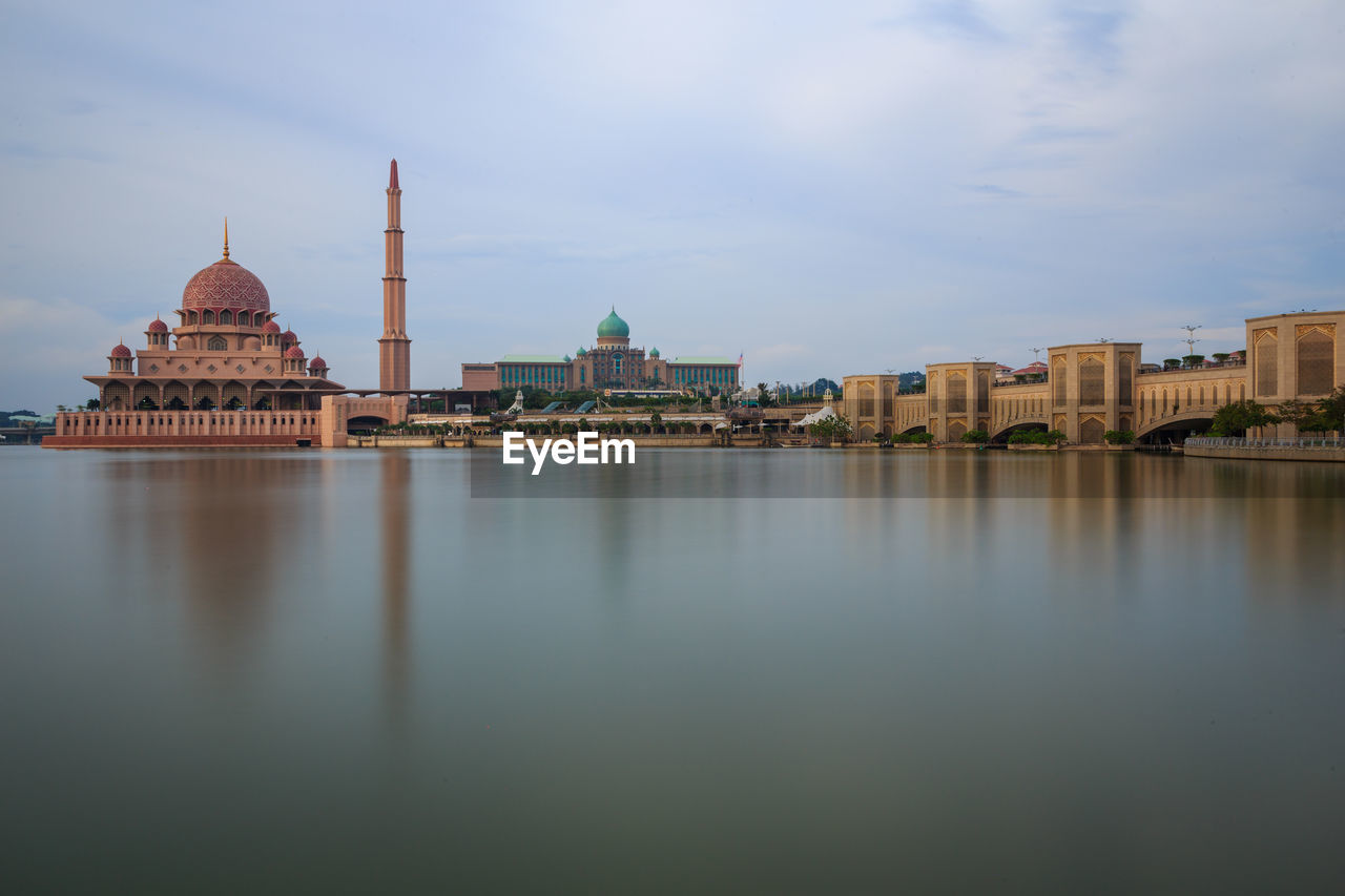 VIEW OF BUILDINGS IN CITY AT WATERFRONT