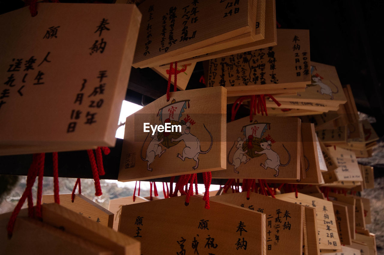 LOW ANGLE VIEW OF INFORMATION SIGN HANGING ON CEILING IN BUILDING