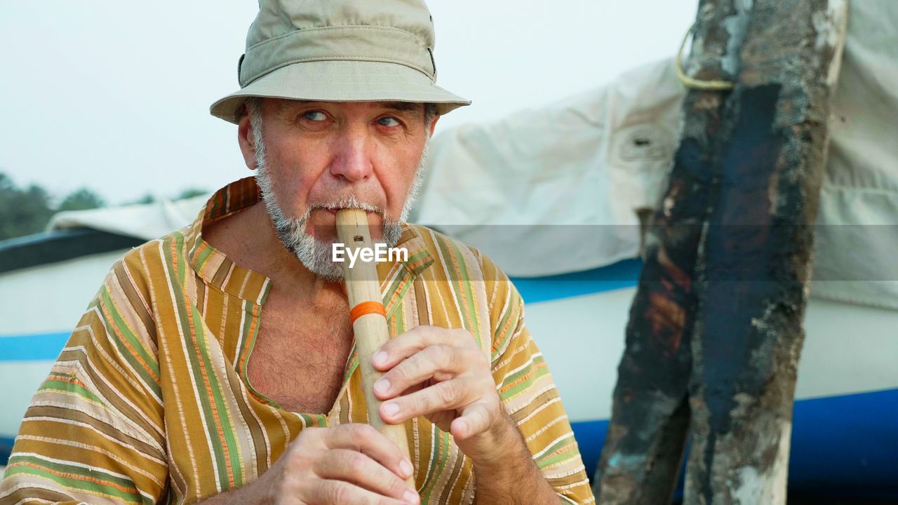 PORTRAIT OF MAN EATING APPLE