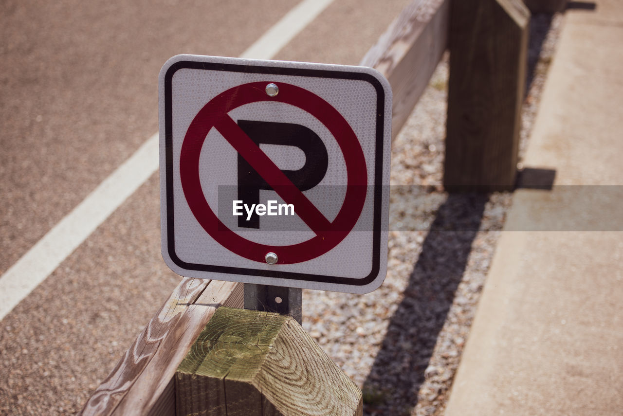 CLOSE-UP OF A ROAD SIGN ON THE GROUND