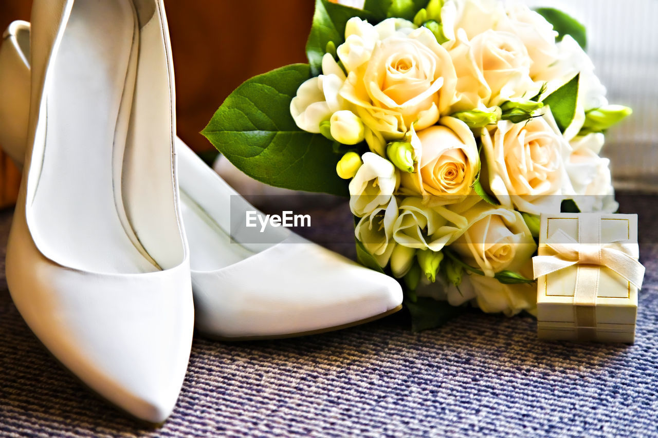 CLOSE-UP OF WHITE ROSE BOUQUET ON TABLE