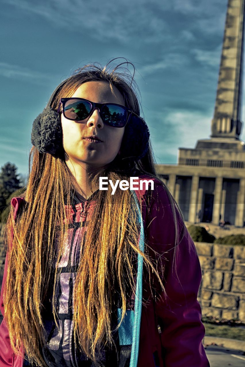 PORTRAIT OF YOUNG WOMAN WEARING SUNGLASSES