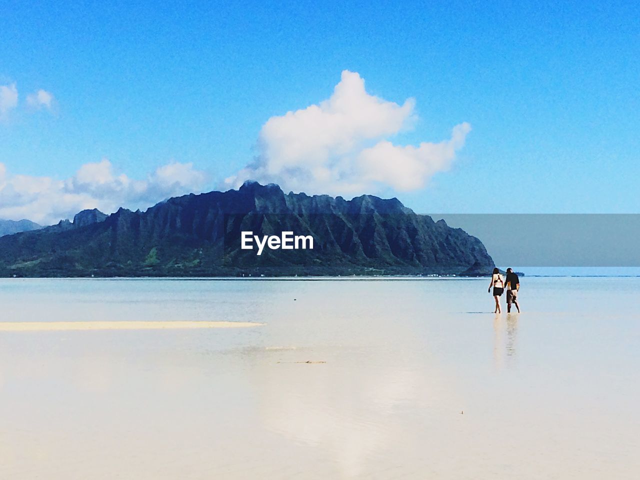 SCENIC VIEW OF SEA AGAINST MOUNTAINS