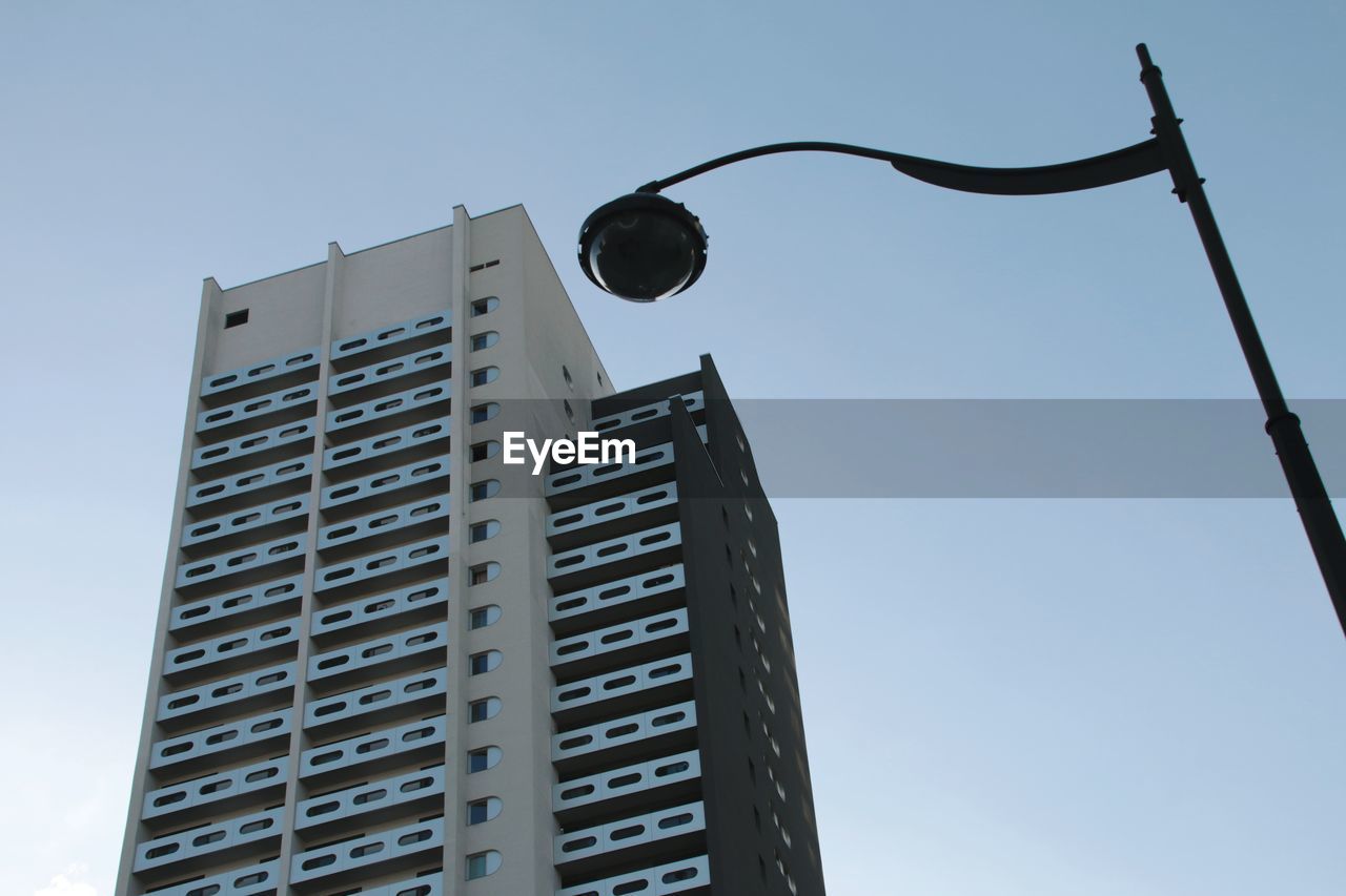 LOW ANGLE VIEW OF BUILDINGS AGAINST SKY