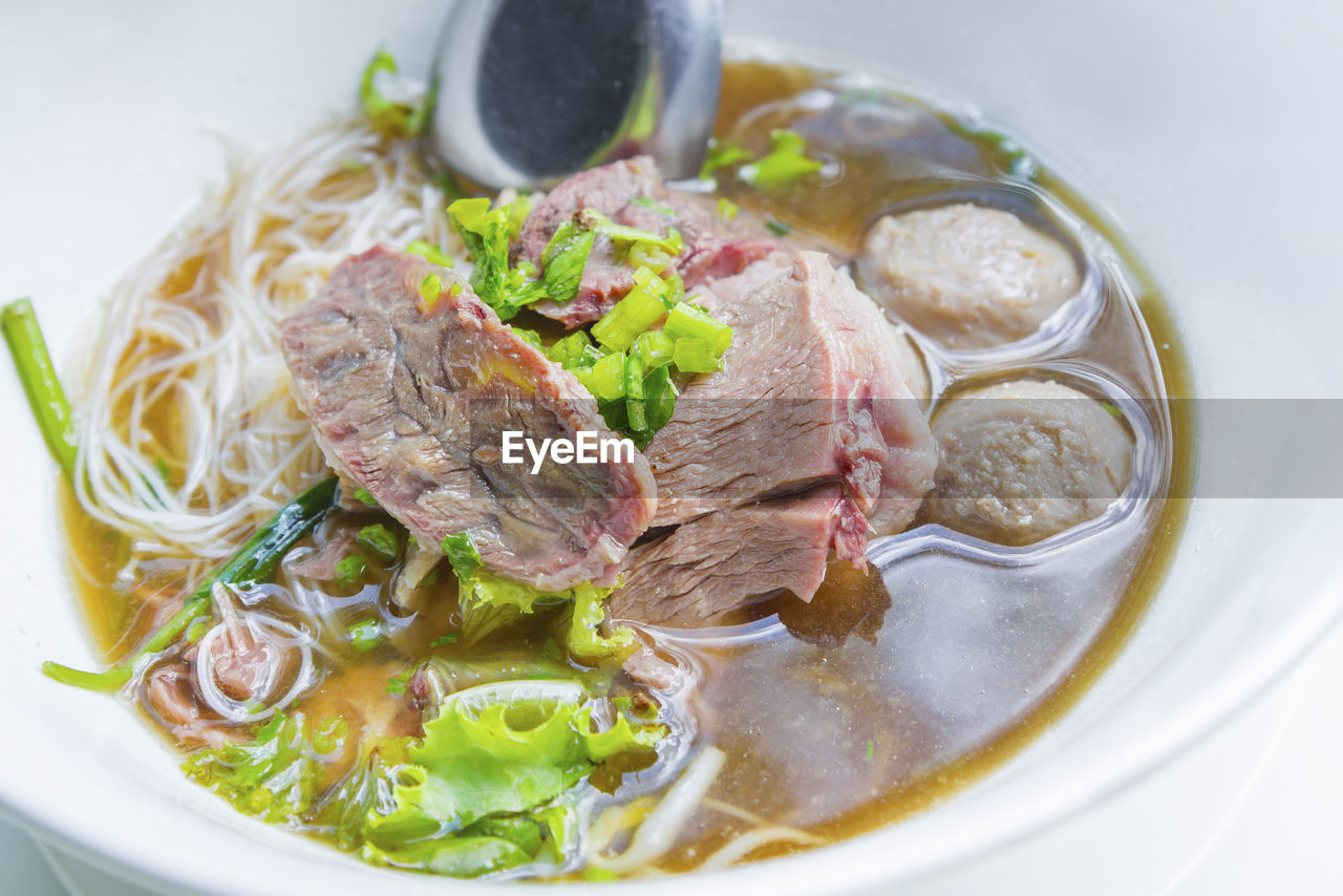 HIGH ANGLE VIEW OF SOUP IN BOWL