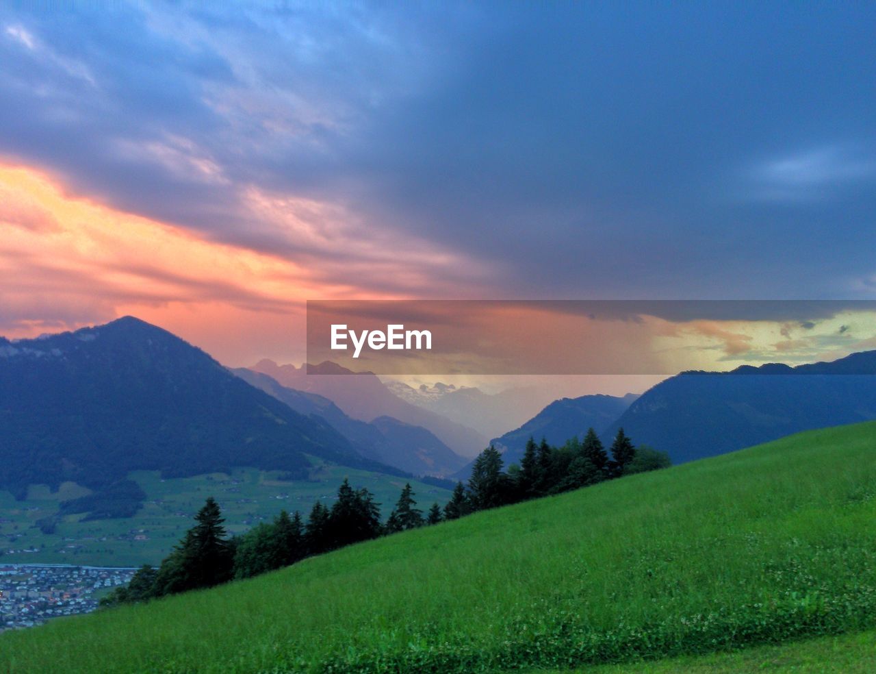 SCENIC VIEW OF LANDSCAPE AND MOUNTAINS AGAINST SKY