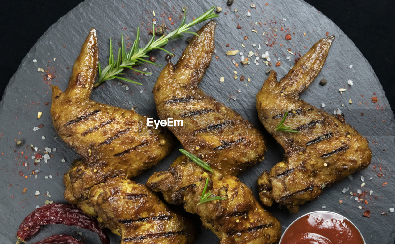 HIGH ANGLE VIEW OF MEAT IN BARBECUE