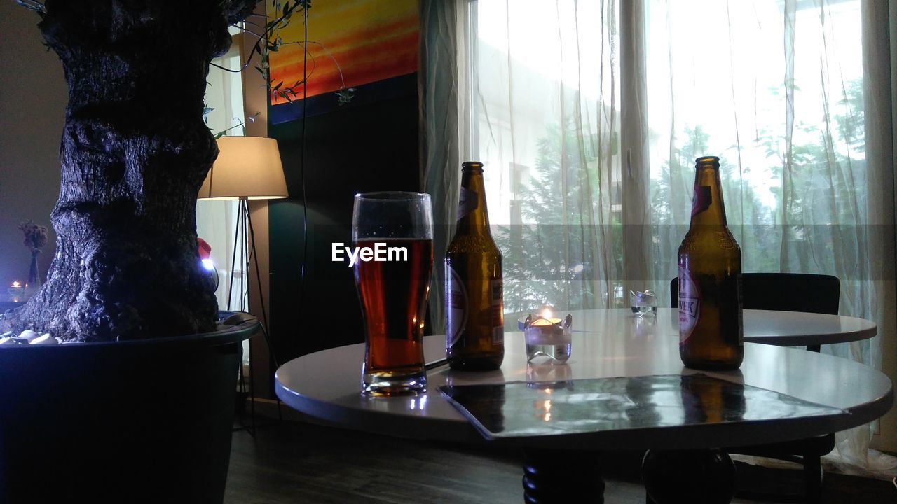 CLOSE-UP OF WINE GLASSES ON TABLE