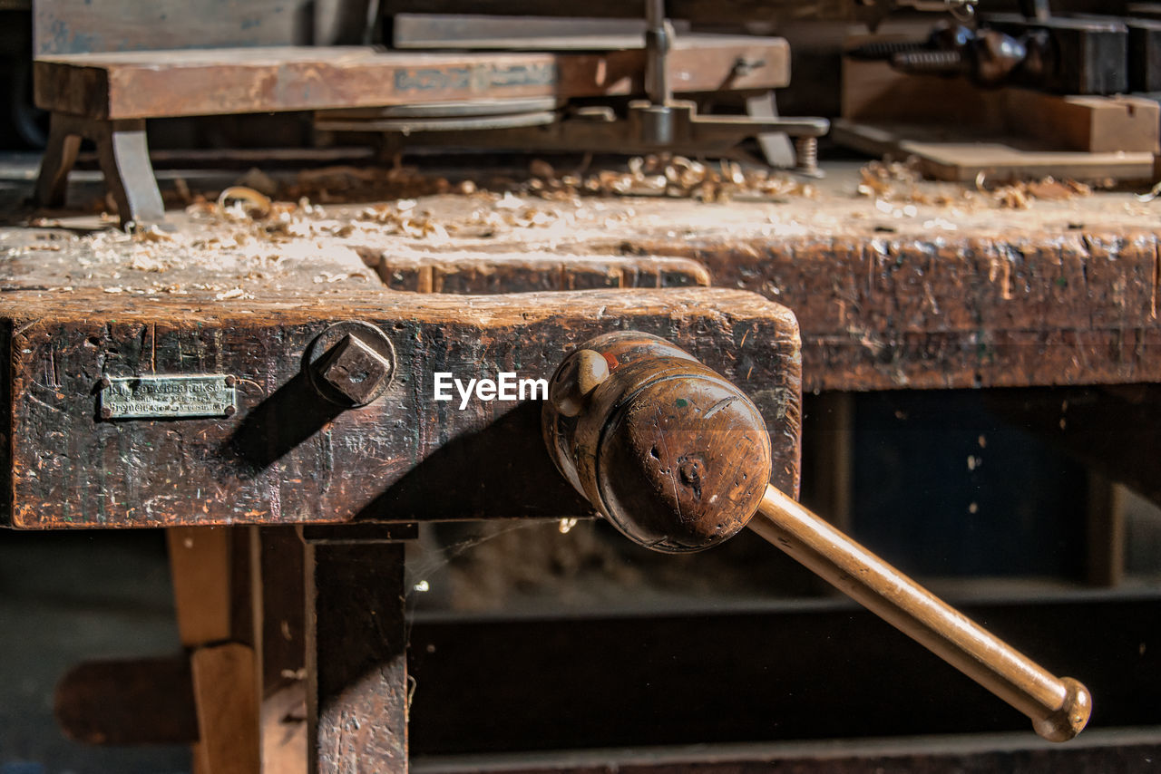 CLOSE-UP OF OLD RUSTY MACHINE