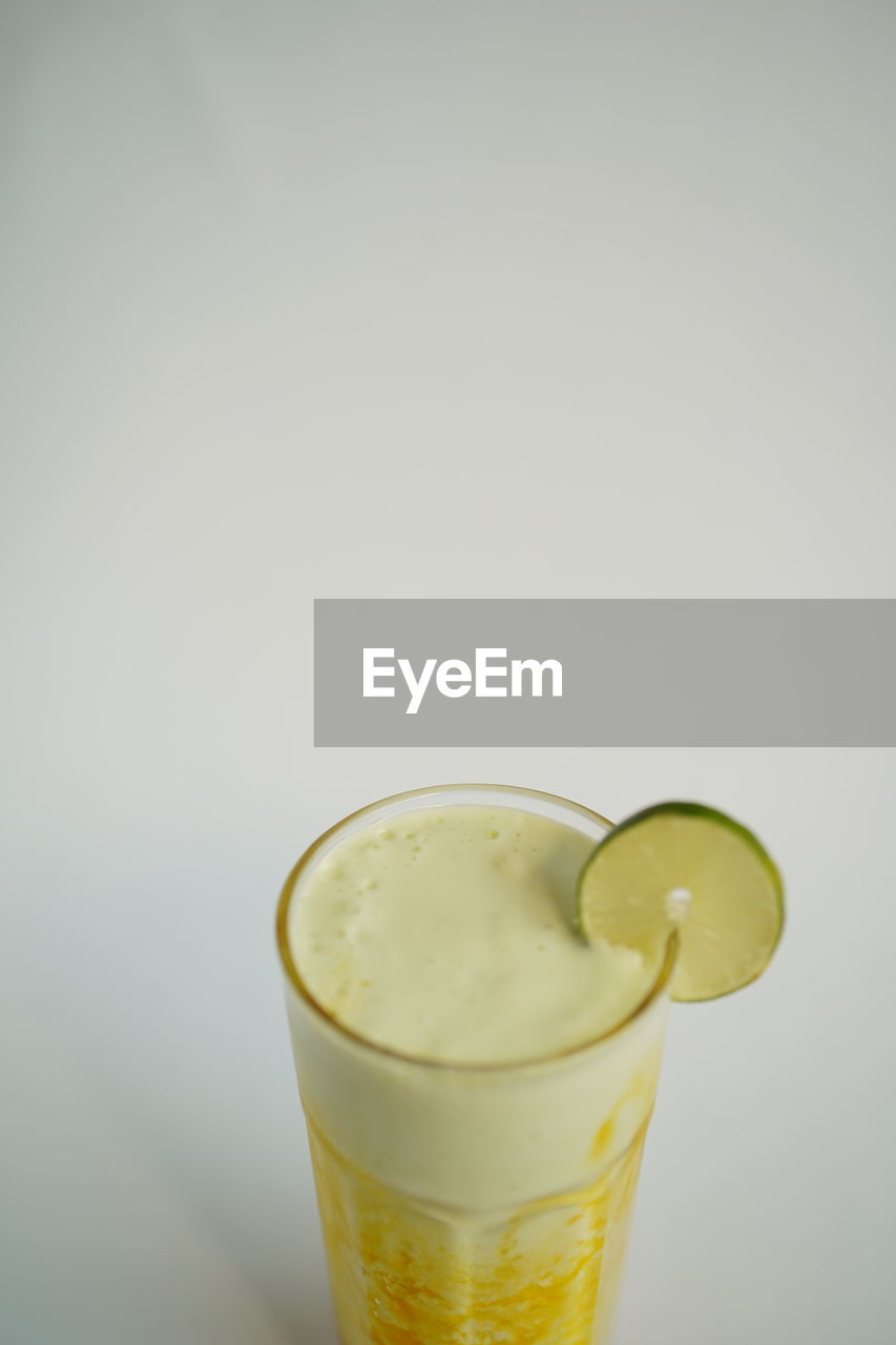 CLOSE-UP OF GLASS OF WHITE AGAINST BLACK BACKGROUND