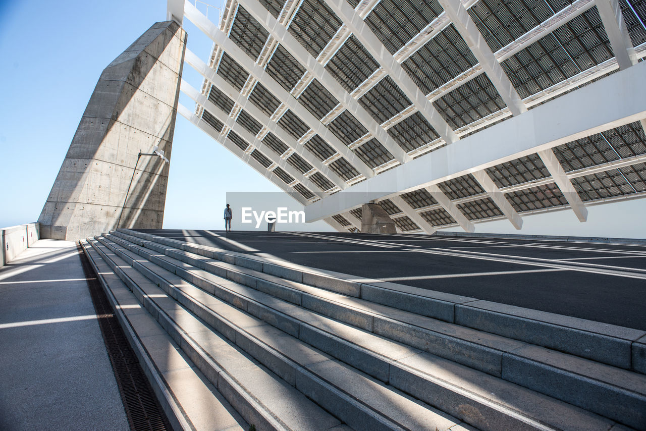 LOW ANGLE VIEW OF MODERN BUILDING IN CITY AGAINST SKY