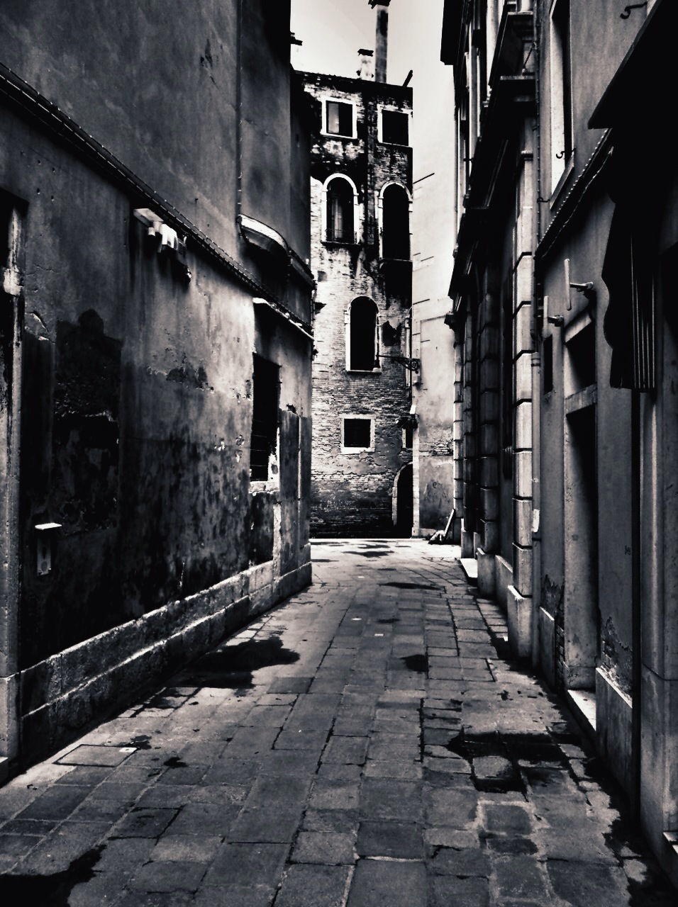 NARROW ALLEY IN TOWN