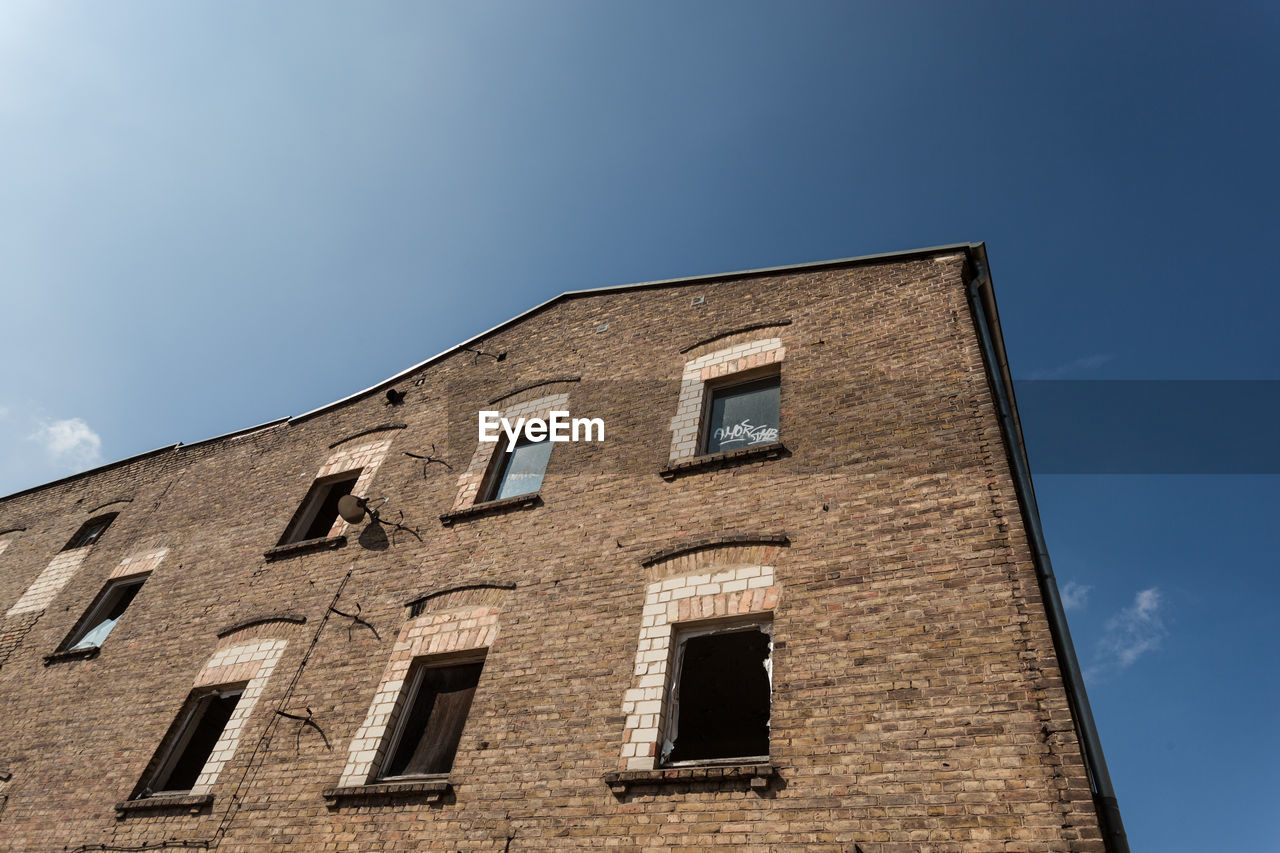 LOW ANGLE VIEW OF OLD BUILDING AGAINST CLEAR SKY