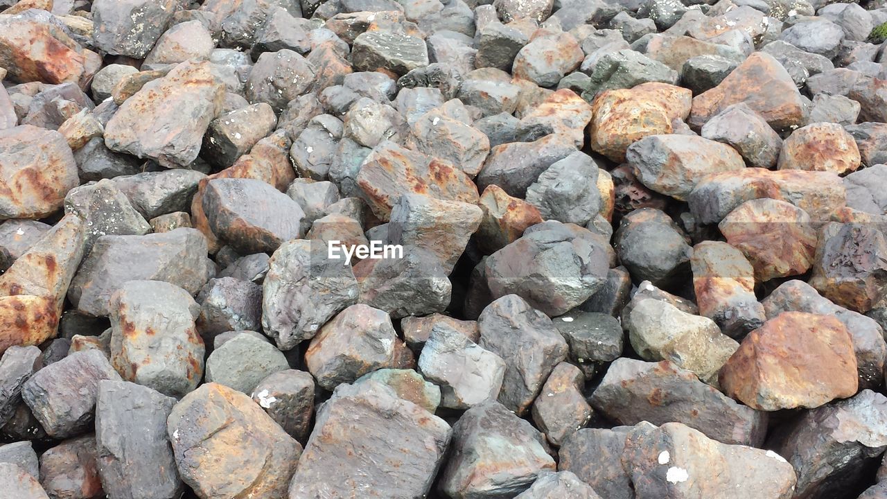 FULL FRAME SHOT OF ROCKS