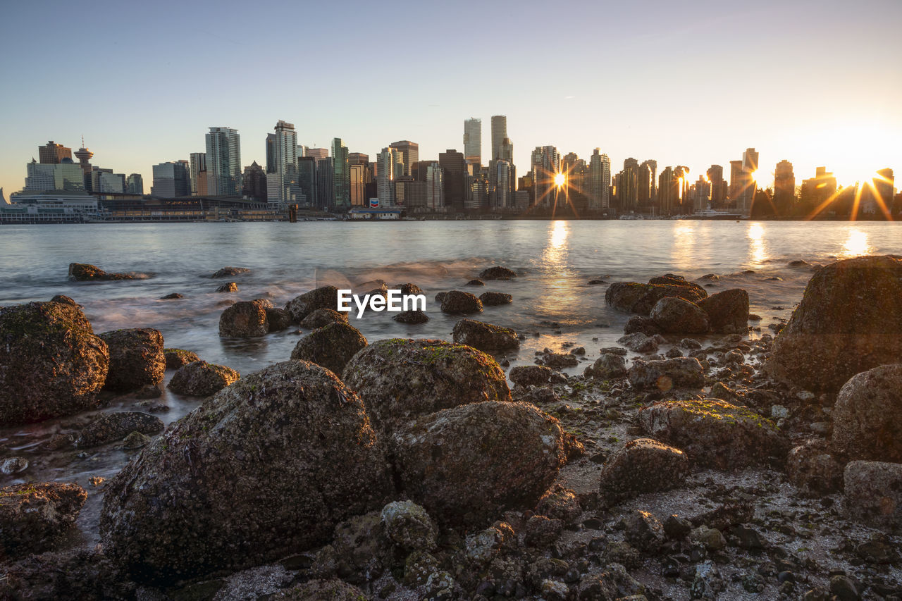 SCENIC VIEW OF SEA BY BUILDINGS AGAINST SKY