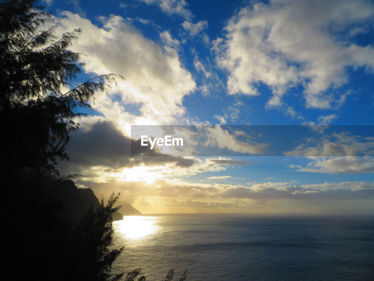 SCENIC VIEW OF SUNSET OVER SEA