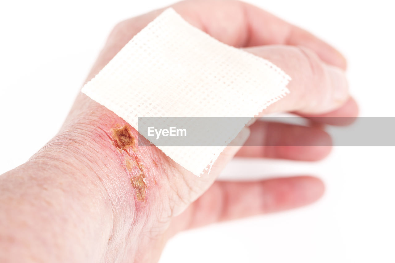 CLOSE-UP OF HUMAN HAND