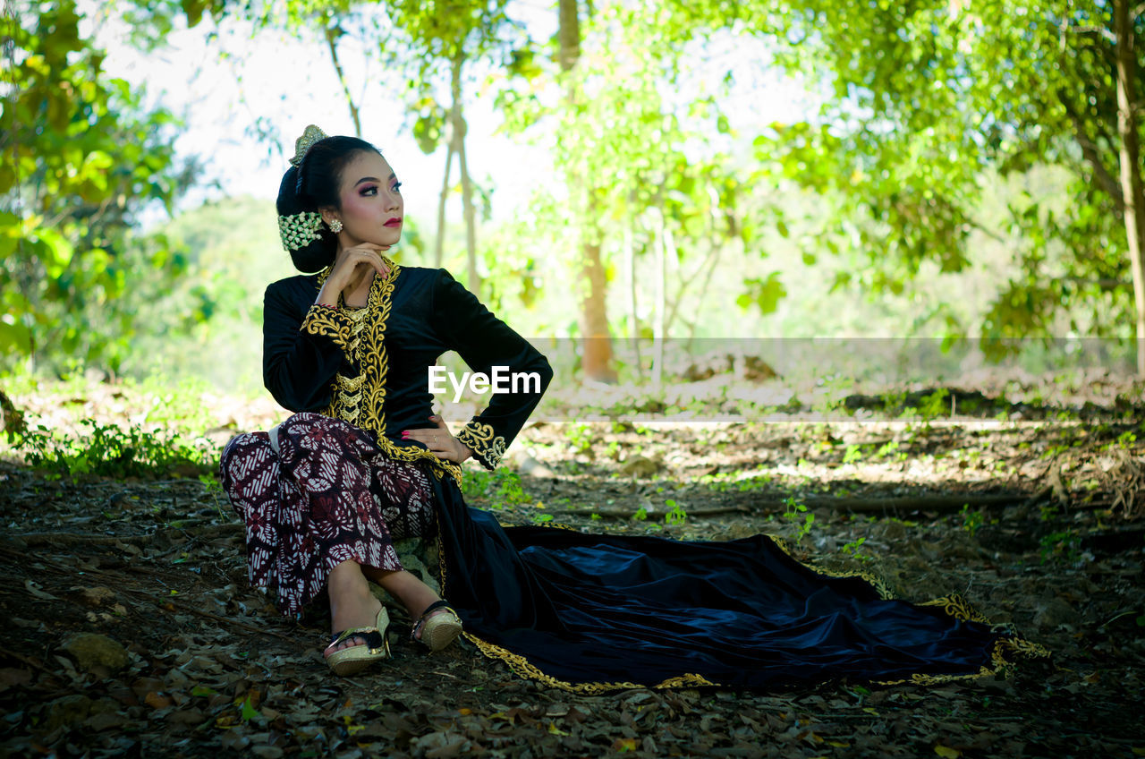 Javanese traditional clothing, people from java indonesia called this yogya putri