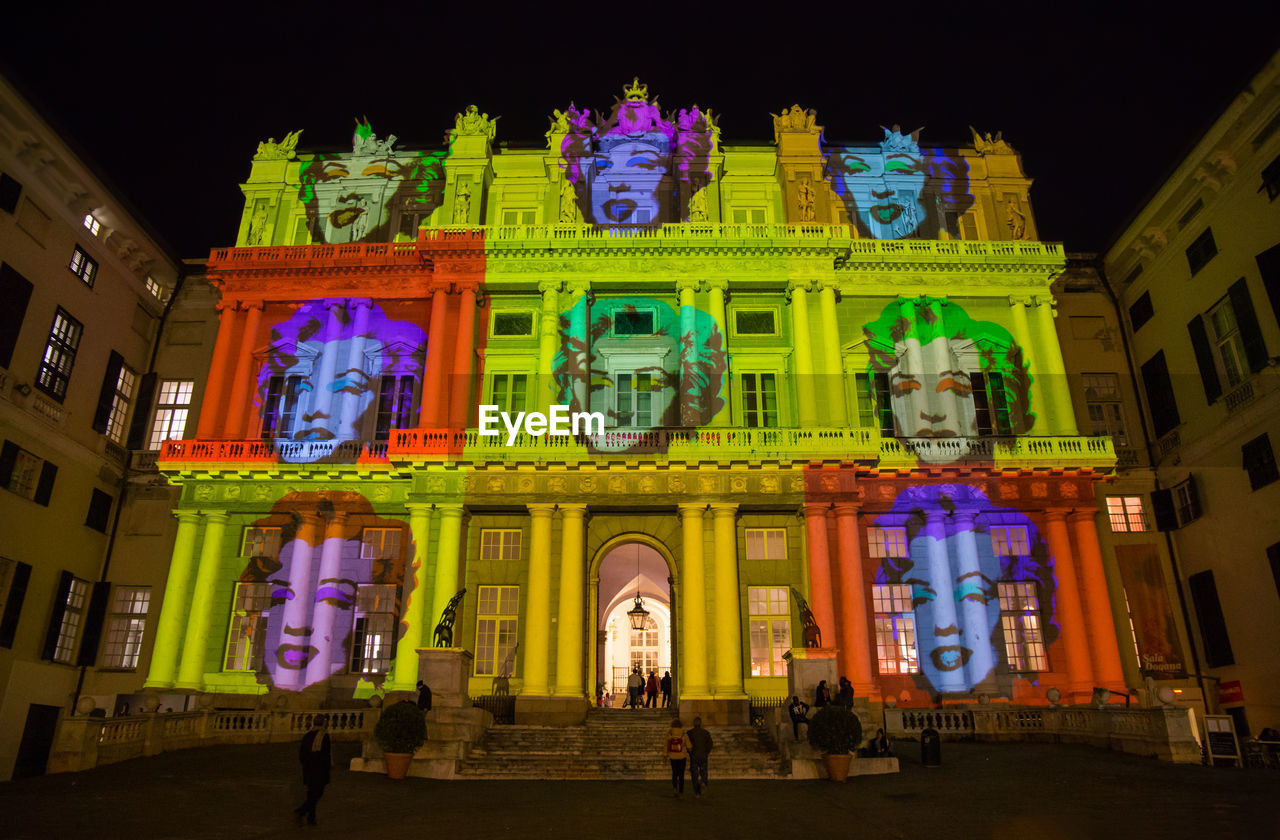 LOW ANGLE VIEW OF ILLUMINATED HISTORICAL BUILDING AT NIGHT