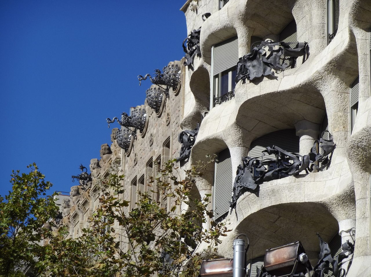 LOW ANGLE VIEW OF STATUES