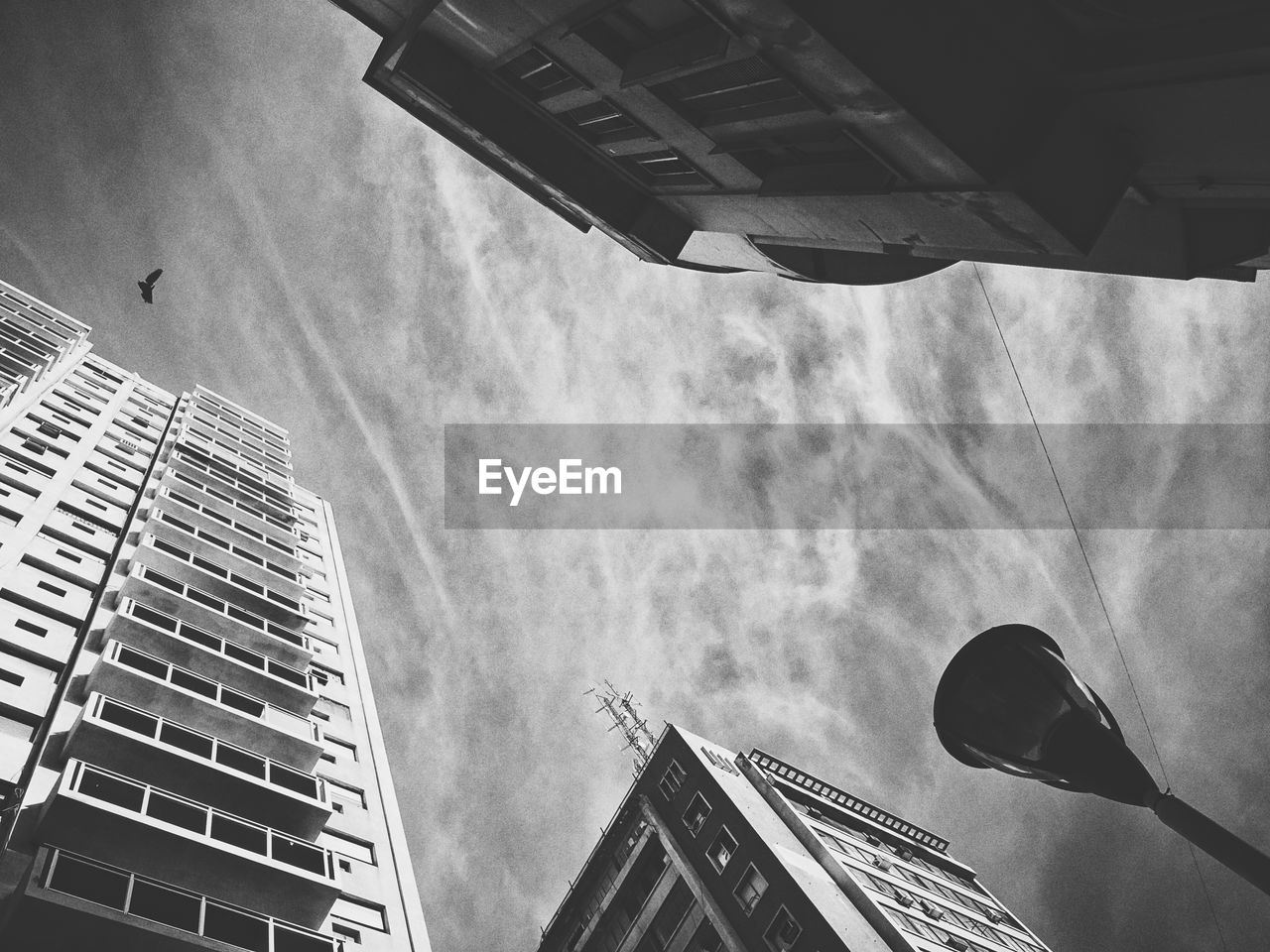 LOW ANGLE VIEW OF MODERN BUILDING AGAINST SKY