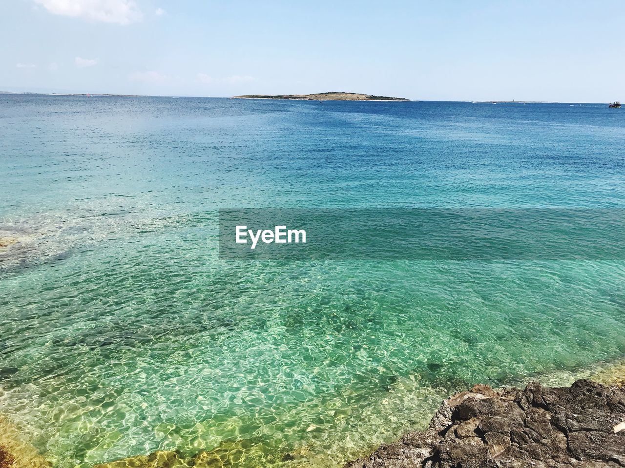 SCENIC VIEW OF SEA SHORE AGAINST SKY