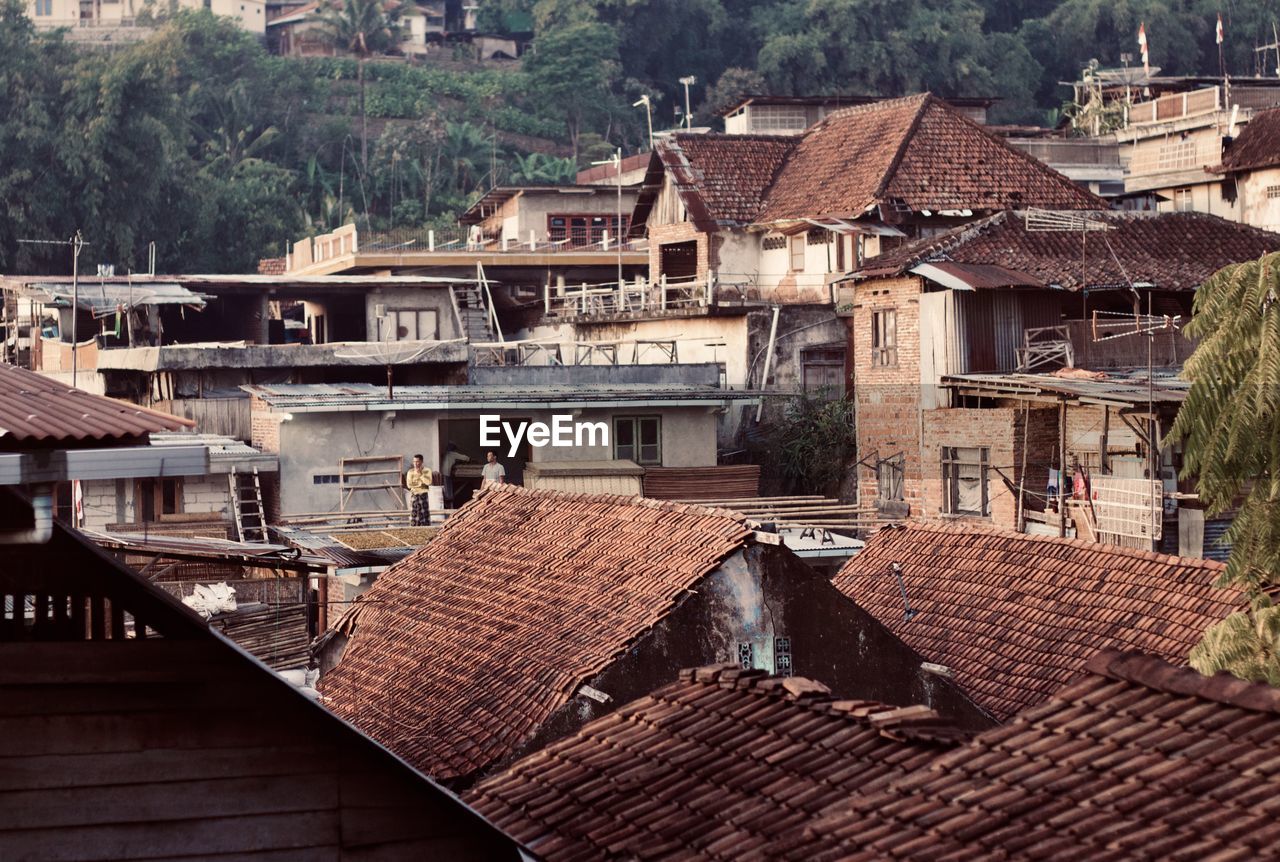 HIGH ANGLE VIEW OF HOUSES IN VILLAGE