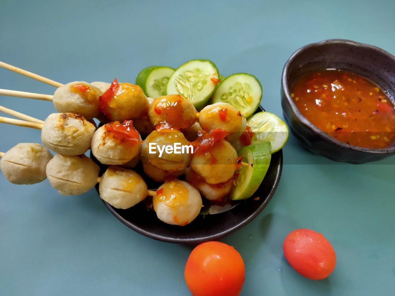 HIGH ANGLE VIEW OF FRUIT SALAD IN BOWL