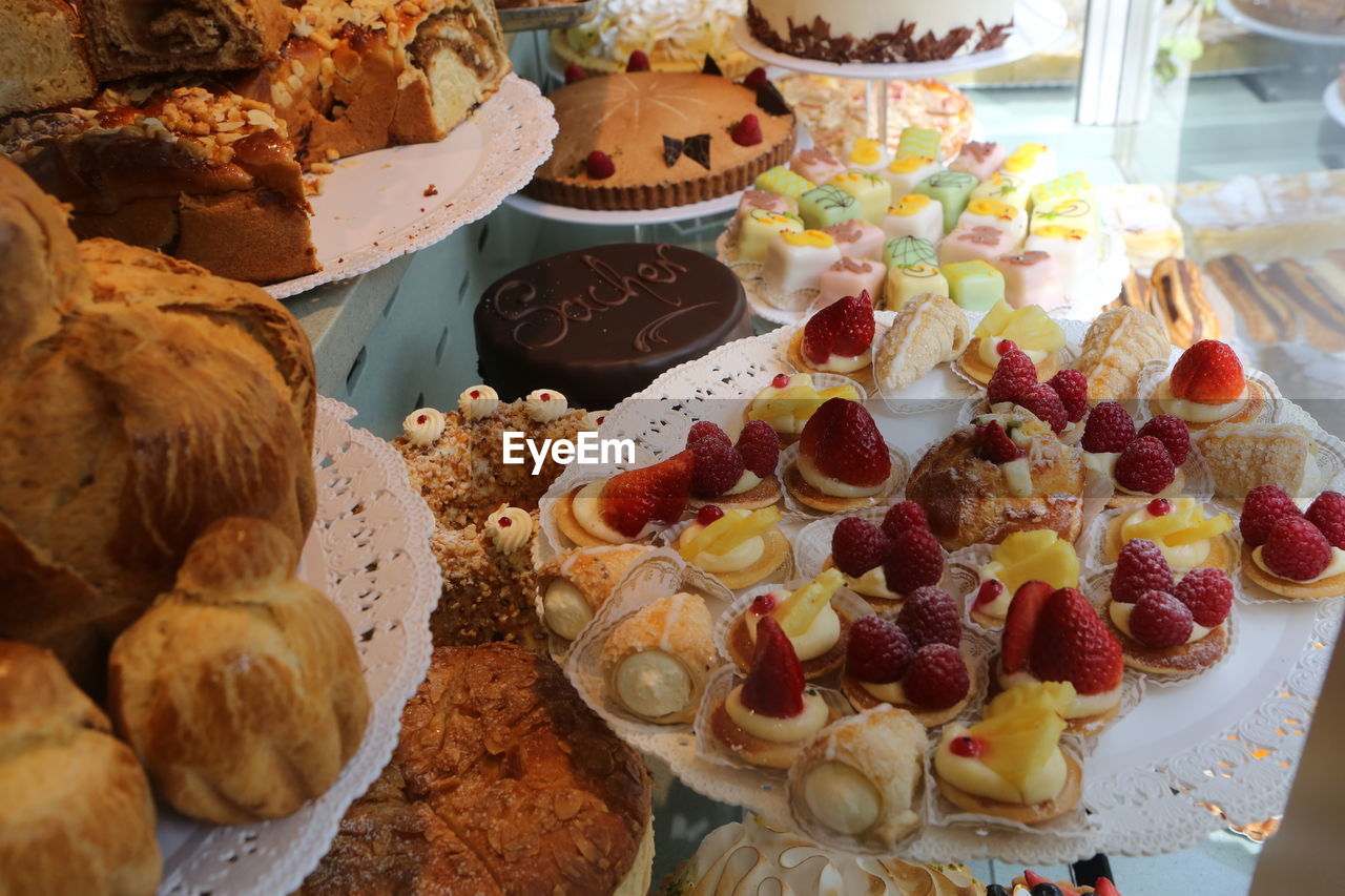 HIGH ANGLE VIEW OF CAKE WITH ICE CREAM ON TABLE