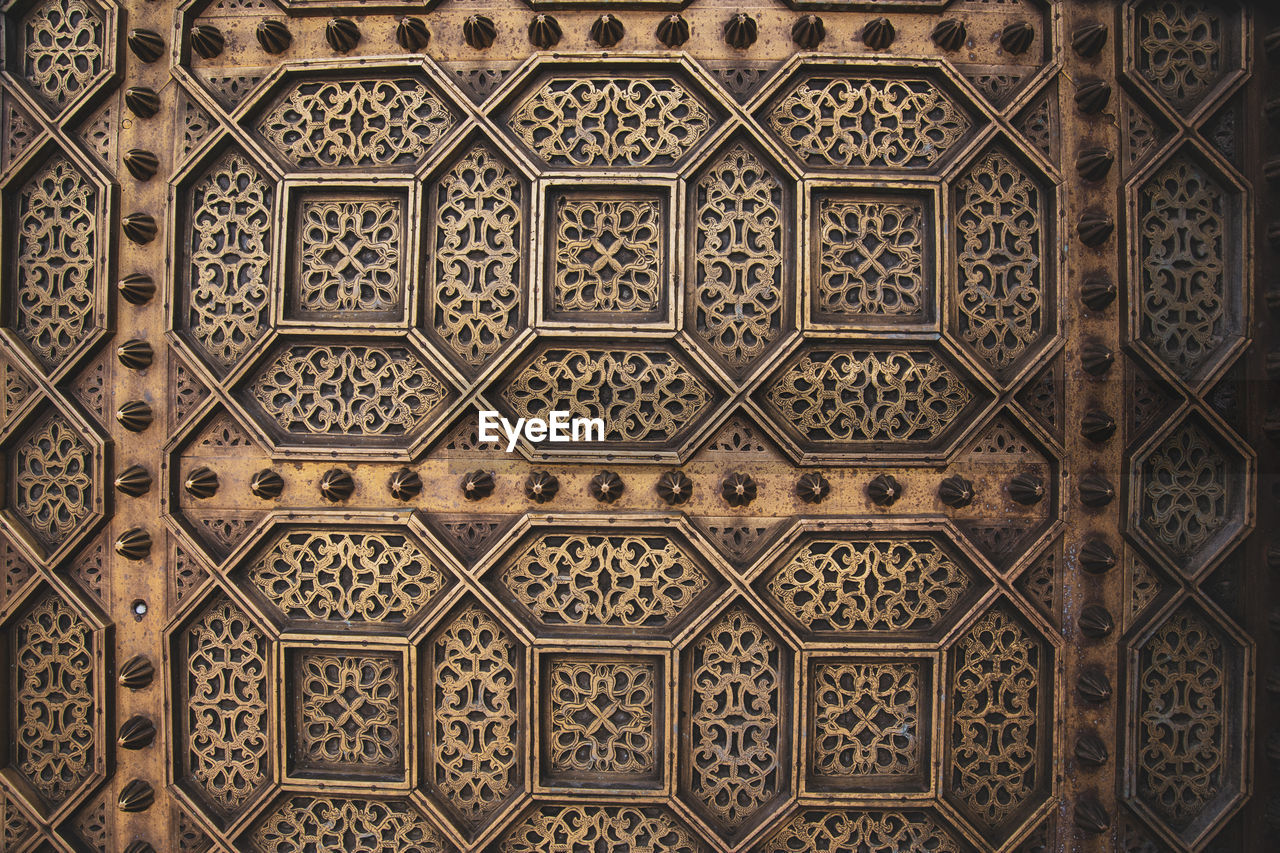 FULL FRAME SHOT OF ORNATE CEILING IN HISTORIC BUILDING