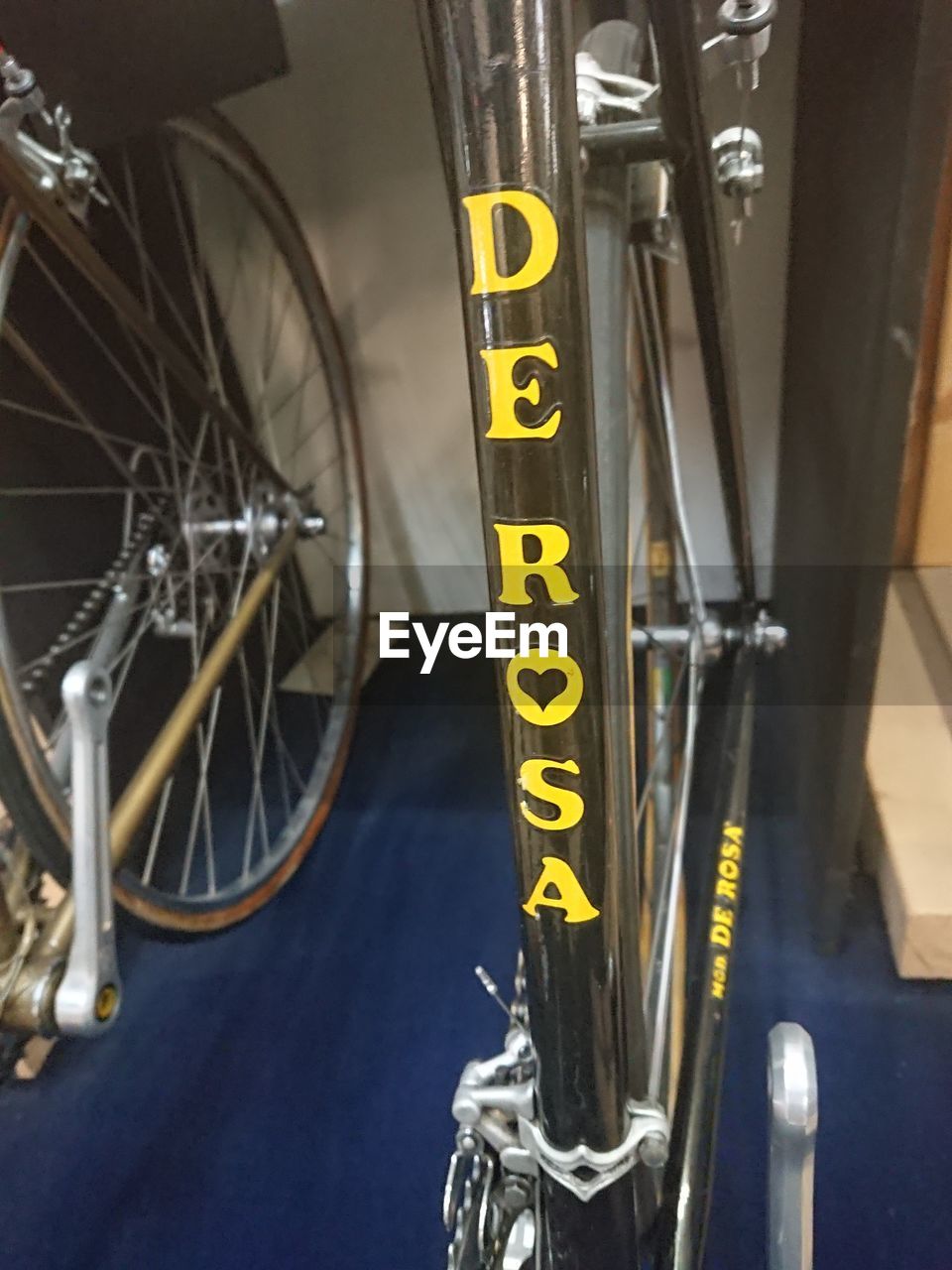 CLOSE-UP OF BICYCLE SIGN ON CABLE CAR