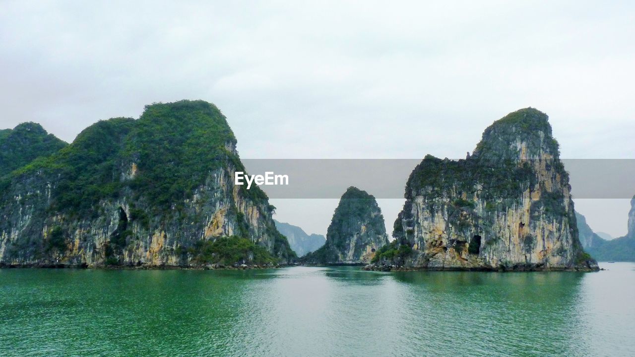 SCENIC VIEW OF SEA AND MOUNTAIN AGAINST SKY