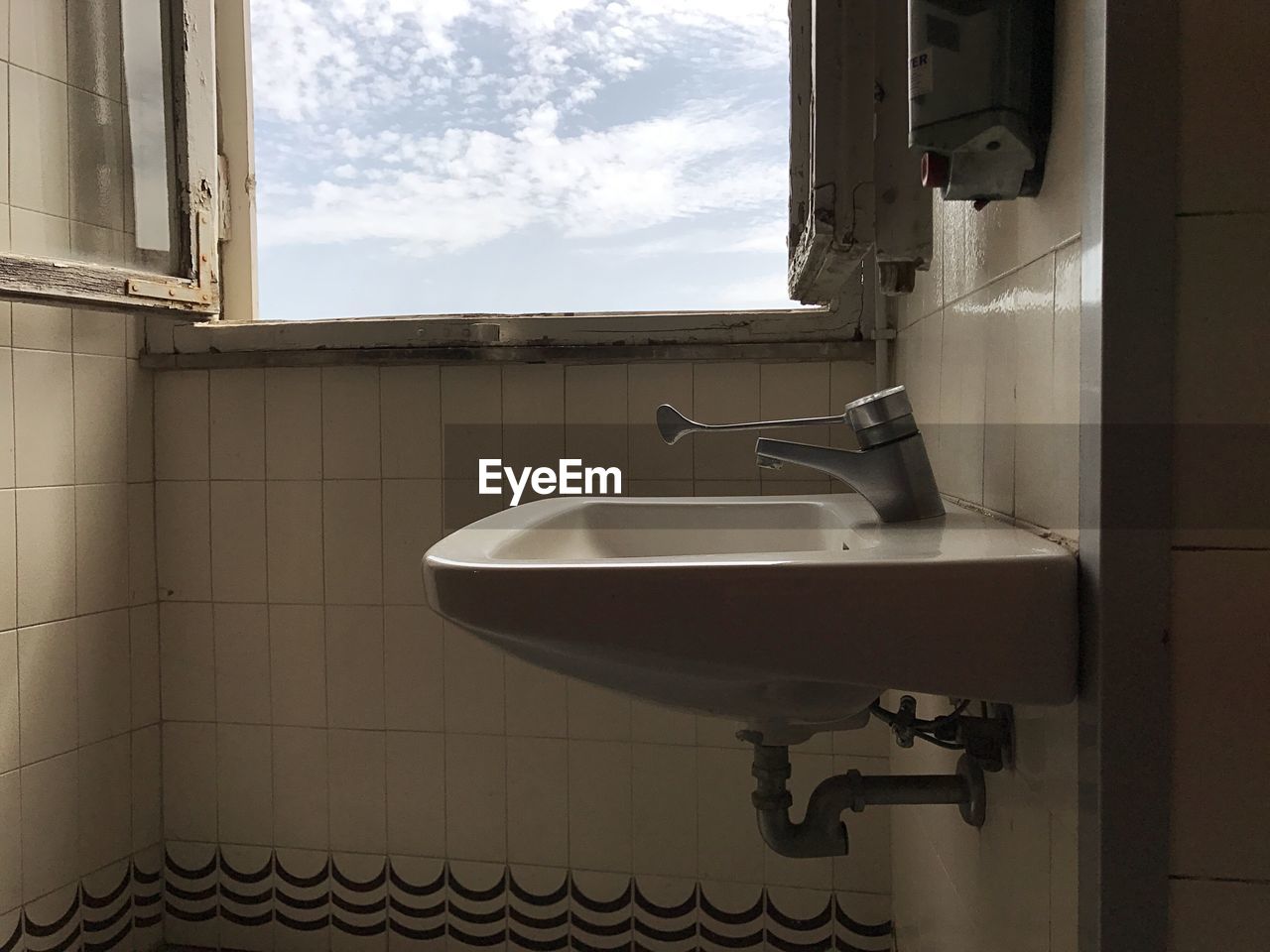 CLOSE-UP OF FAUCET IN BATHROOM AT HOME