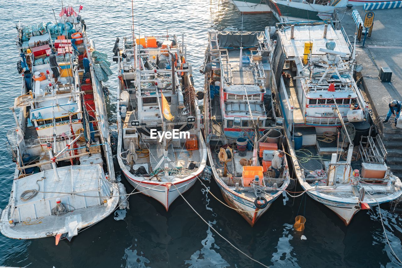 HIGH ANGLE VIEW OF BOATS MOORED IN RIVER