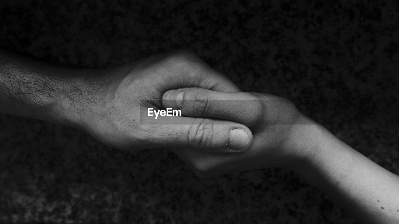 CLOSE-UP OF MAN HAND WITH TATTOO