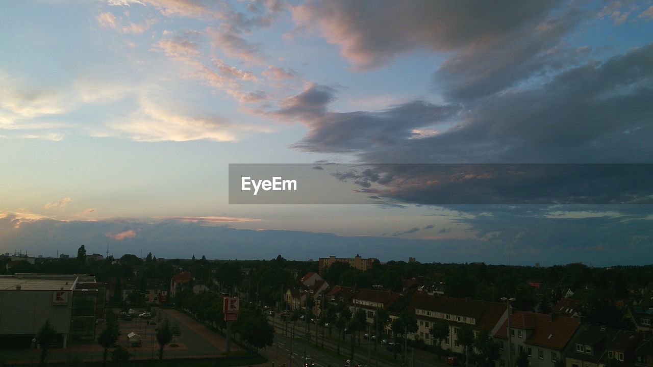 SCENIC VIEW OF LANDSCAPE AGAINST CLOUDY SKY AT SUNSET