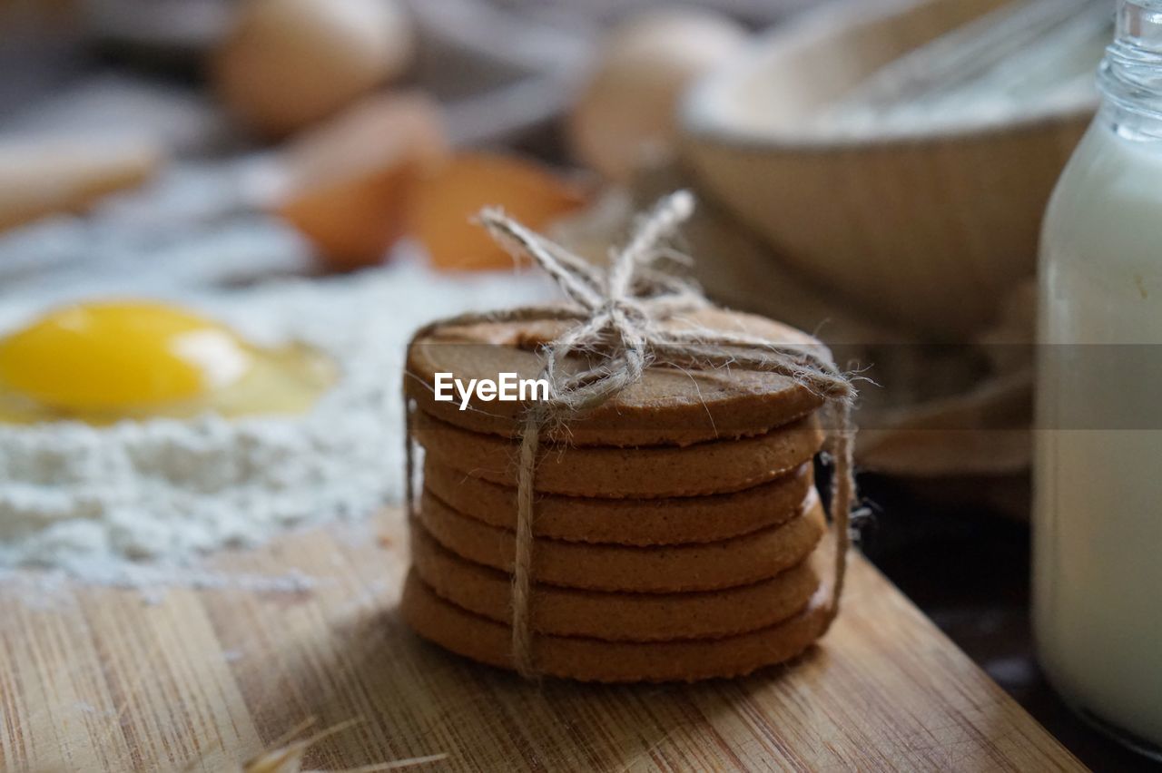 CLOSE-UP OF FRESH BREAD IN CONTAINER