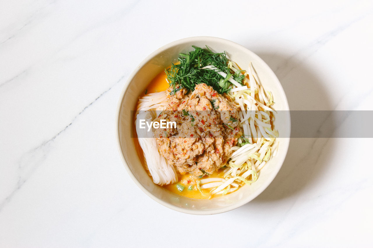 HIGH ANGLE VIEW OF FOOD IN BOWL