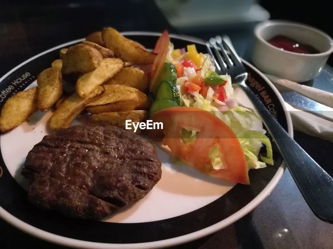 CLOSE-UP OF MEAT WITH VEGETABLES IN PLATE