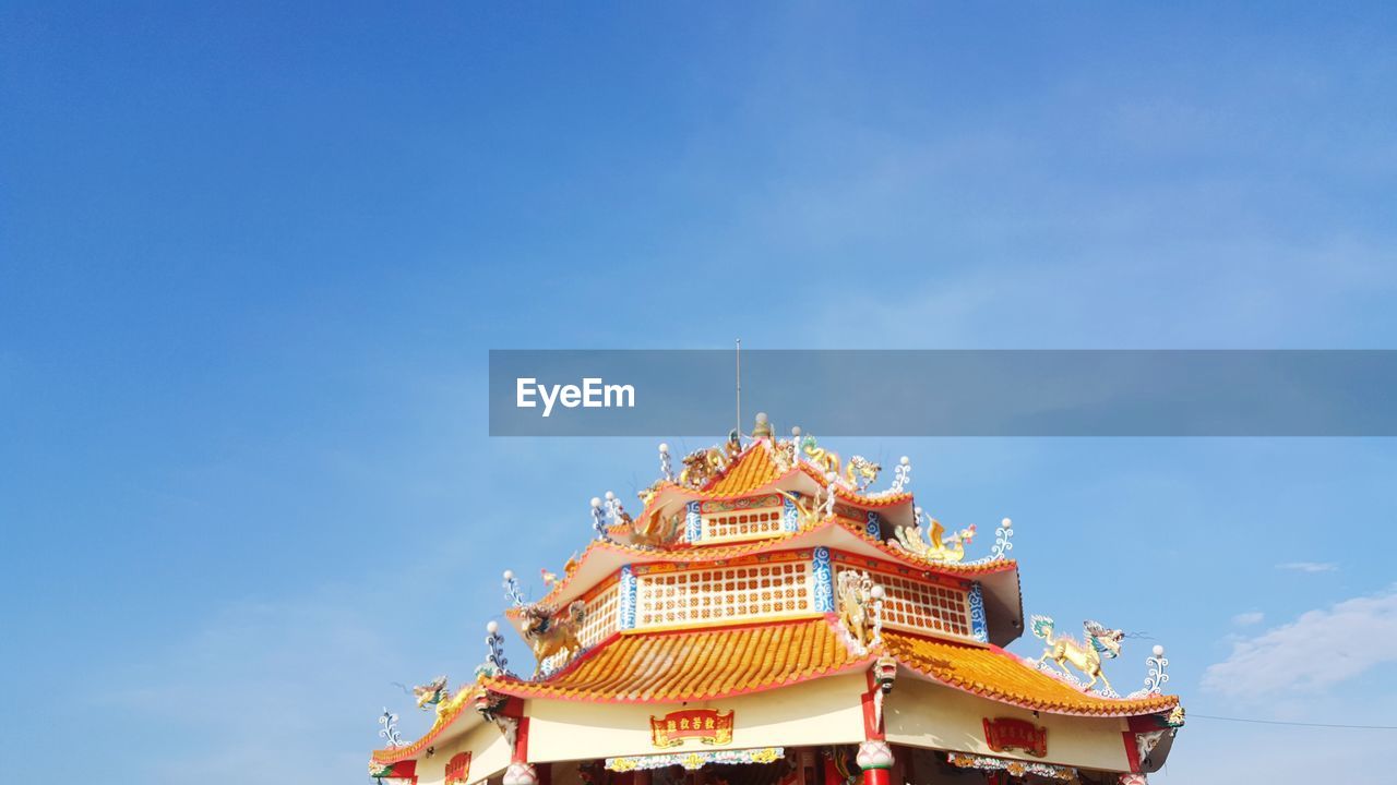 LOW ANGLE VIEW OF TEMPLE AGAINST BUILDING