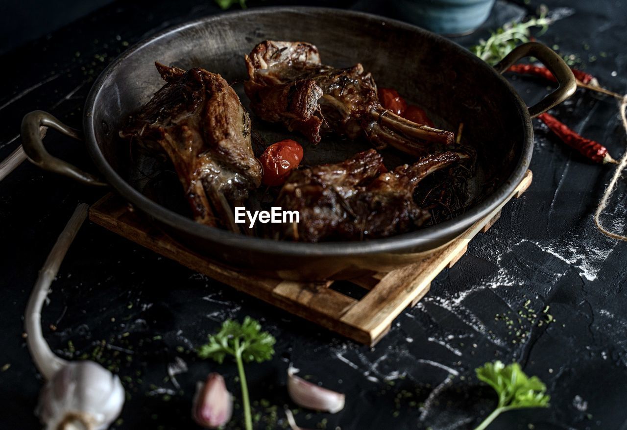 HIGH ANGLE VIEW OF MEAT IN BOWL