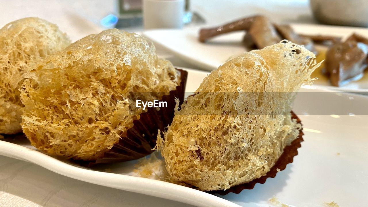 CLOSE-UP OF BREAD ON PLATE