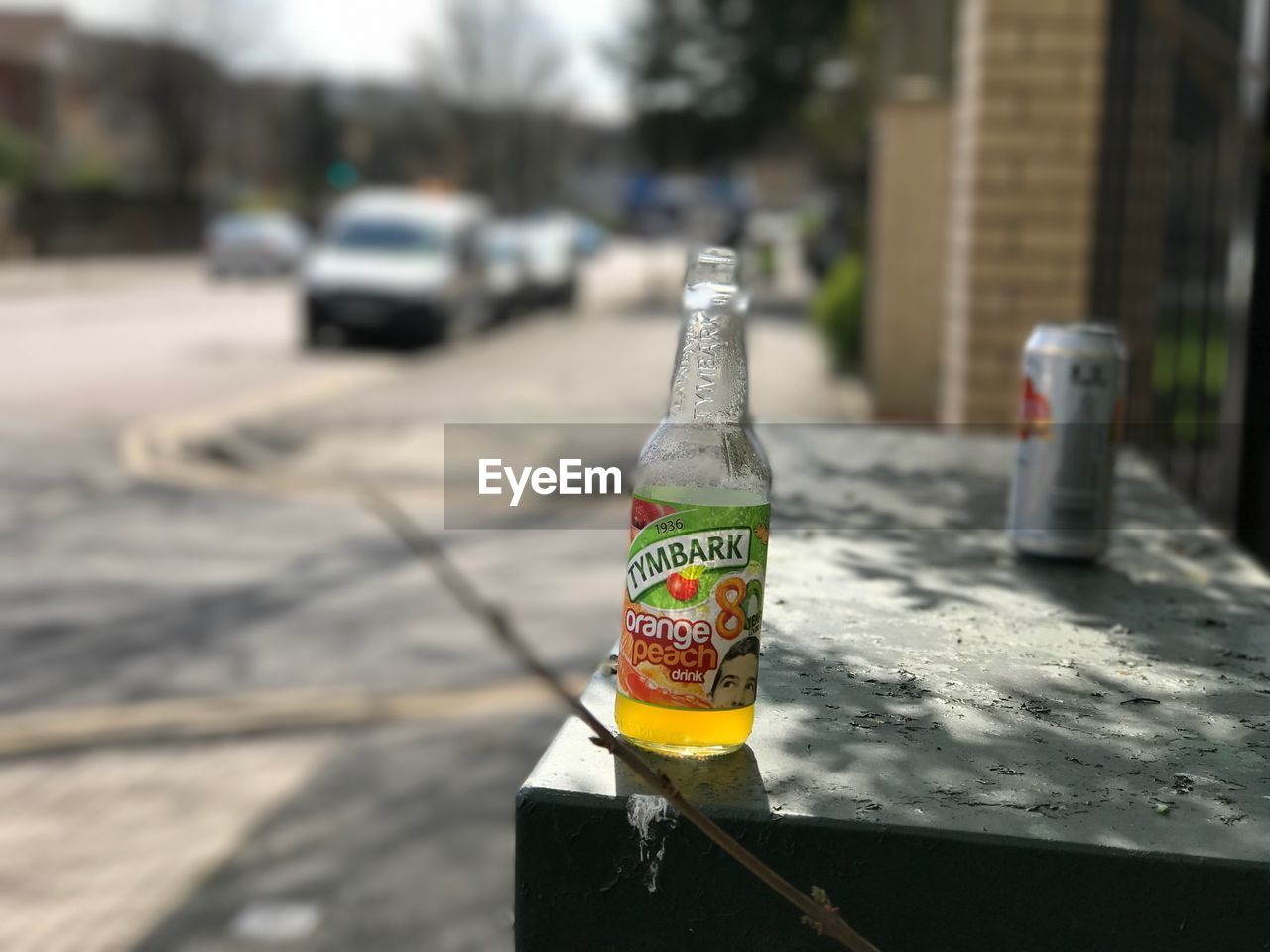 CLOSE-UP OF DRINK WITH REFLECTION OF WATER