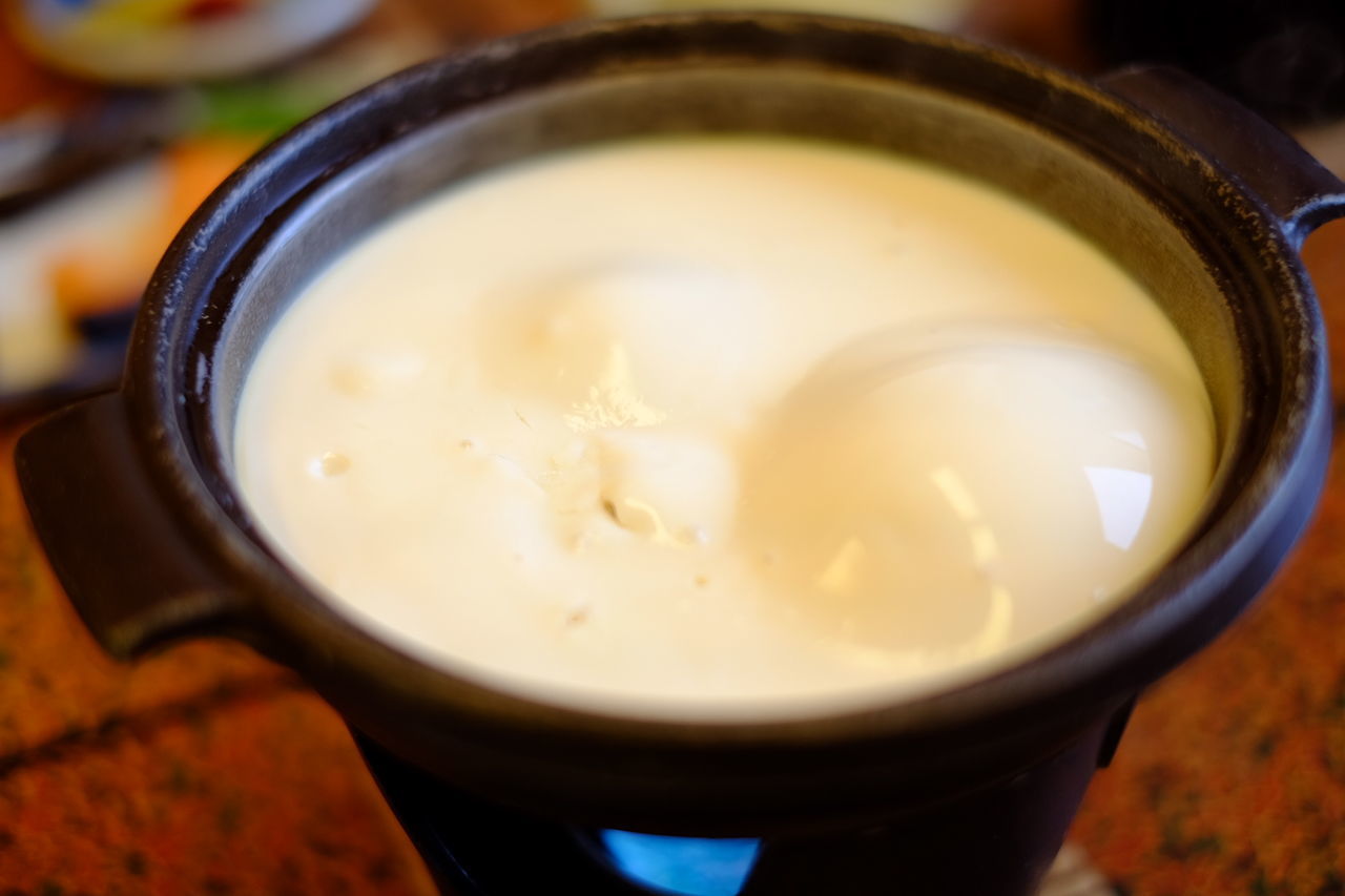 CLOSE-UP OF DRINK ON WHITE SURFACE