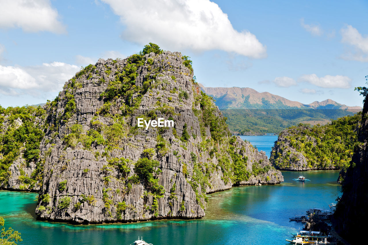 SCENIC VIEW OF SEA BY MOUNTAINS AGAINST SKY