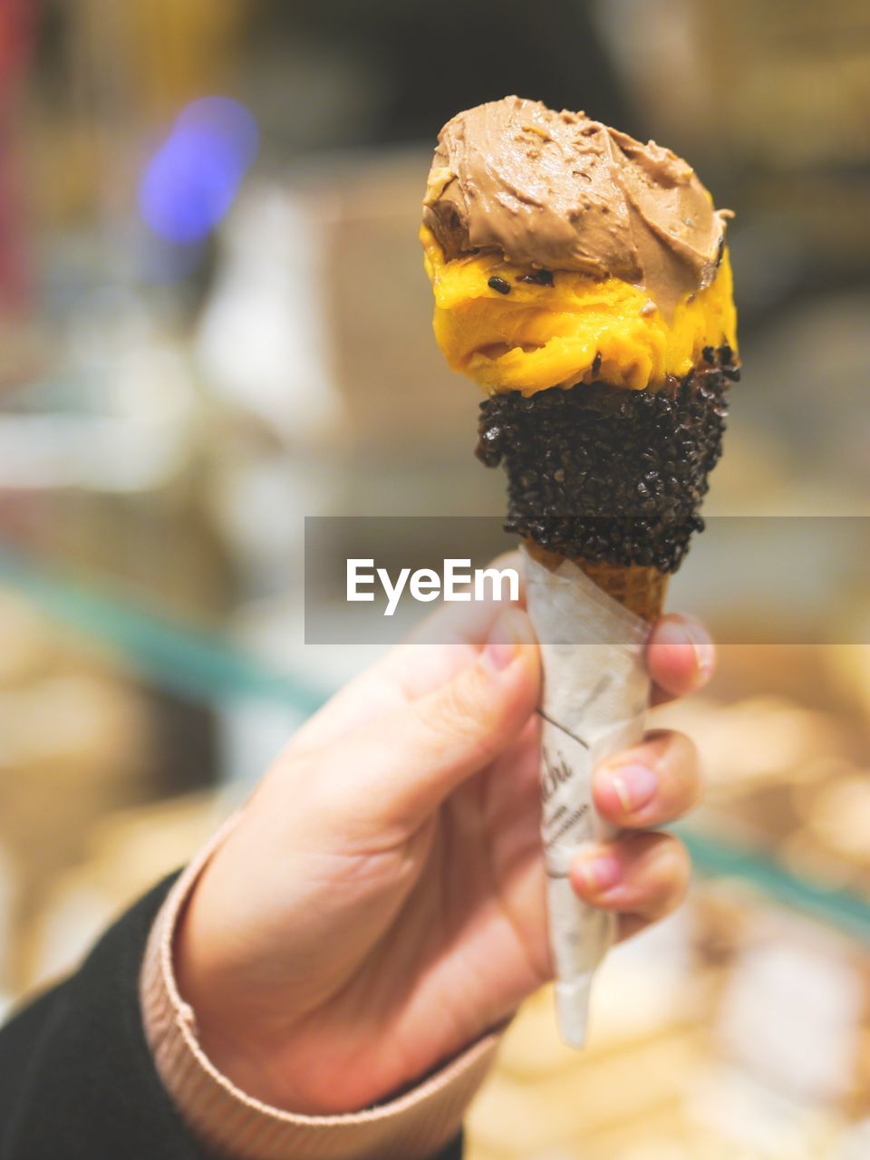 CROPPED IMAGE OF HAND HOLDING ICE CREAM