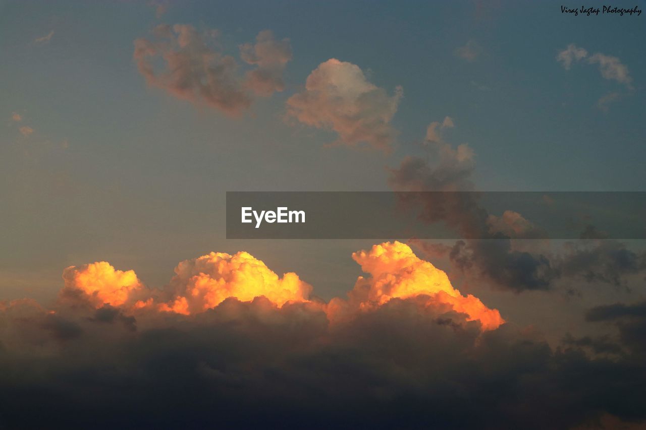 LOW ANGLE VIEW OF CLOUDS IN SKY DURING SUNSET