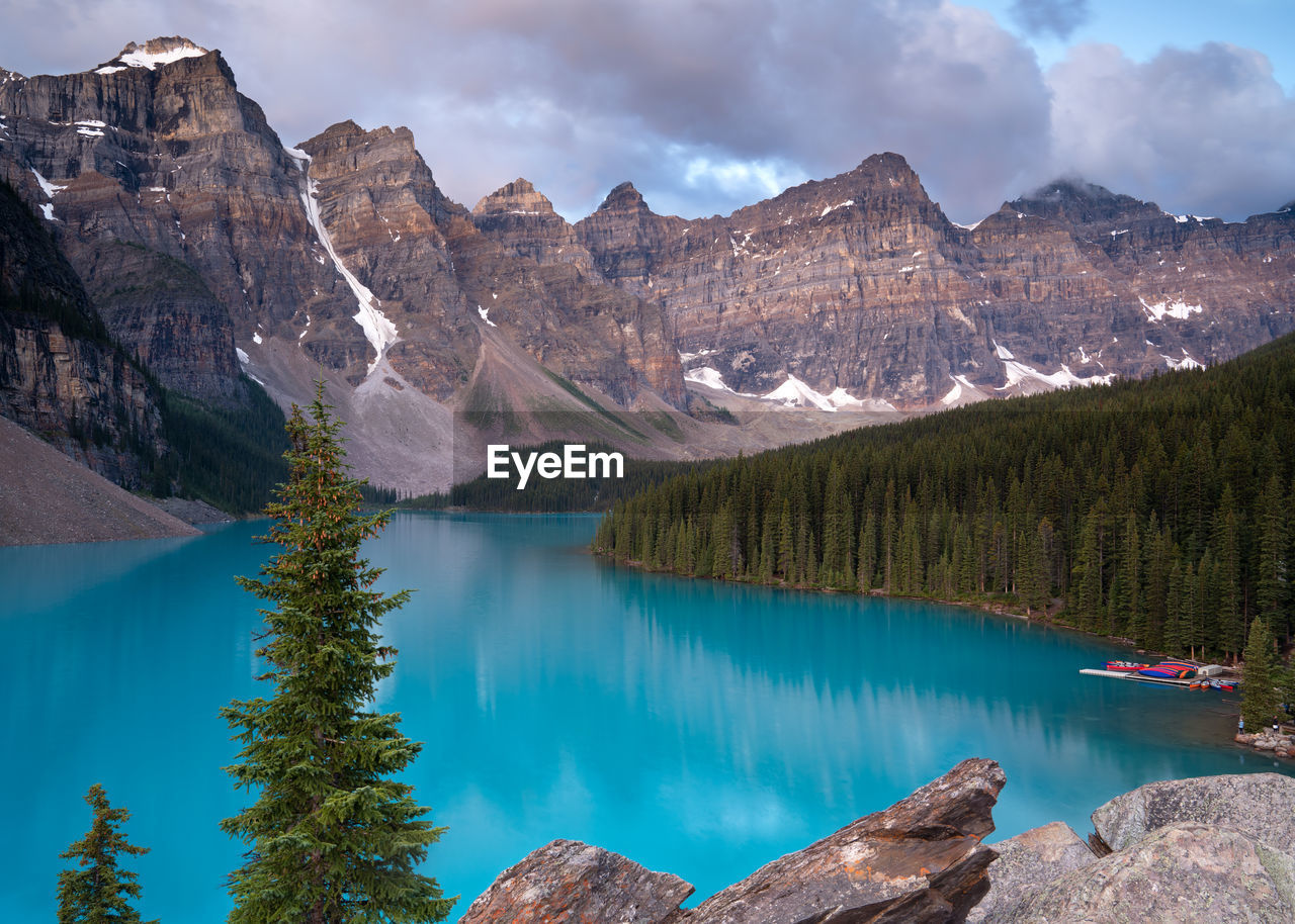 Panoramic view of lake and mountains against sky