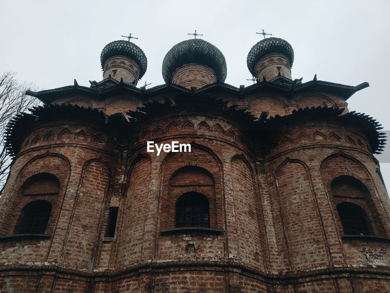 LOW ANGLE VIEW OF TRADITIONAL BUILDING AGAINST SKY