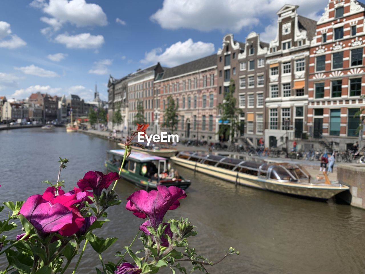 SCENIC VIEW OF RIVER BY BUILDINGS AGAINST SKY